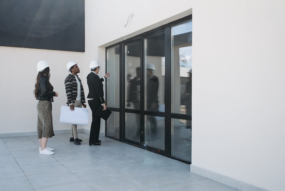 Profesjonalny zespół montażowy podczas instalacji okien i drzwi w nowym domu